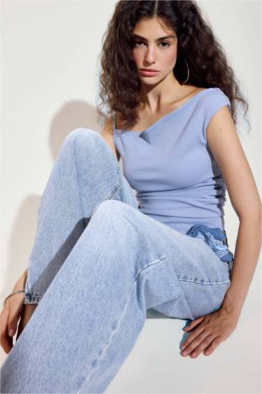 بلوزة كريب غير متماثل بكتف واحد