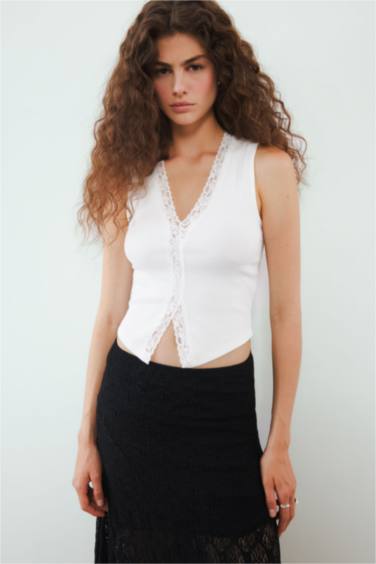 Облегающий топ с кружевным воротником и вязаной текстурой