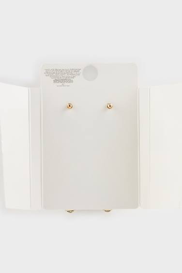 Woman Golden Dangling Earrings With Stones And Pearls