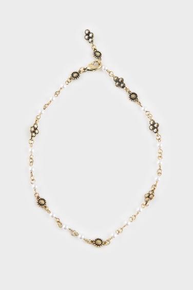 Woman Golden Necklace With Pearl Details
