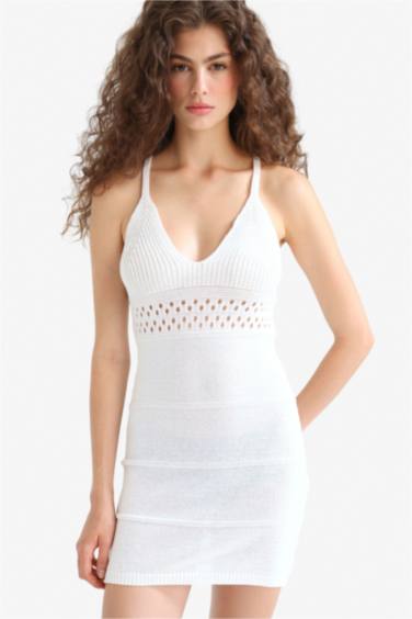 Платье Облегающего Кроя с V-образным Вырезом и Без Рукавов