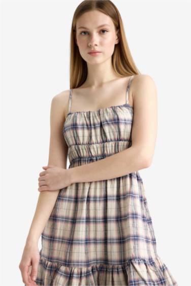 Крутое клетчатое мини-платье на бретельках