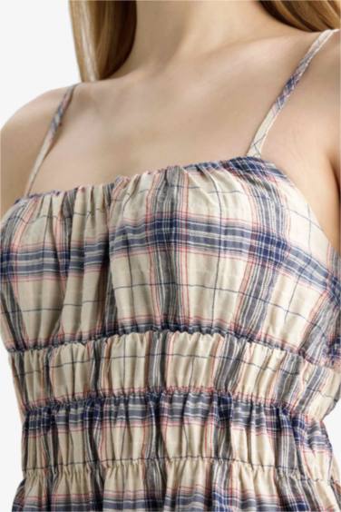 Крутое клетчатое мини-платье на бретельках