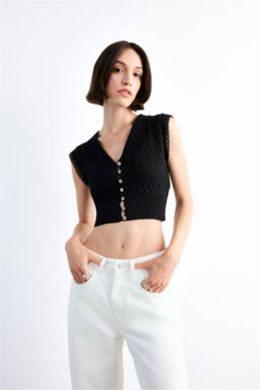 Large Collar Buttoned Knit Crop Top