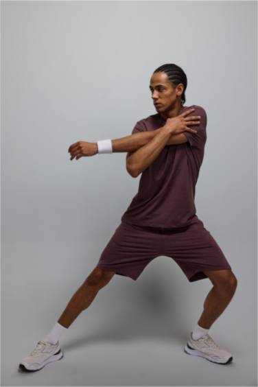 Standart Fit дөңгелек жағалы спорттық қысқа жеңді футболка