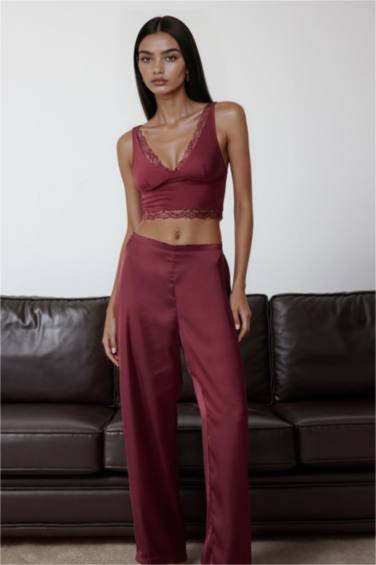 Saten Dantel Detaylı Üst-Fall in Love