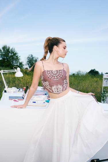 بلوزة كروب بحمالات بياخة مربعة من Afra x DeFacto