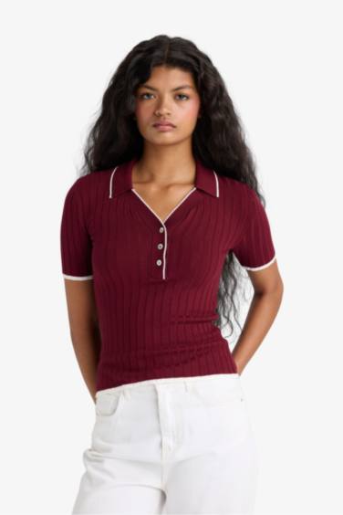 Приталенный трикотажный свитер Fitted с воротником-поло и коротким рукавом