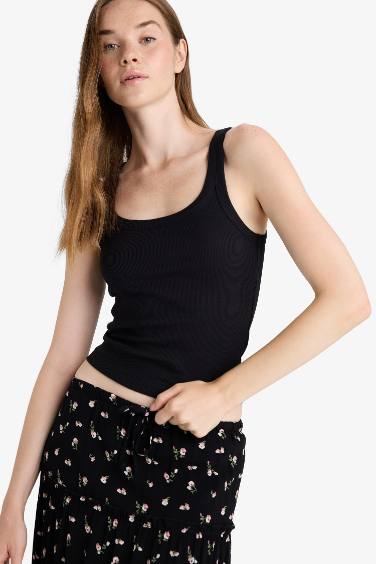 تانك توب سليم فيت مضلع بياقة U