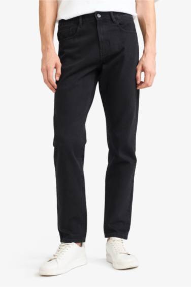 بنطلون جينز تابيرد فيت برجل عادي