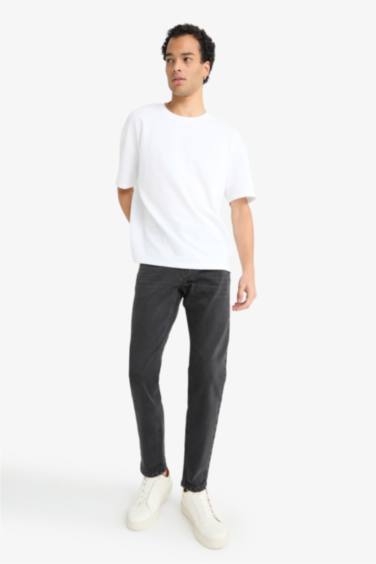 سروال جينز برجل عادي