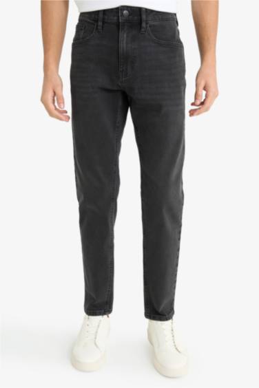 سروال جينز برجل عادي