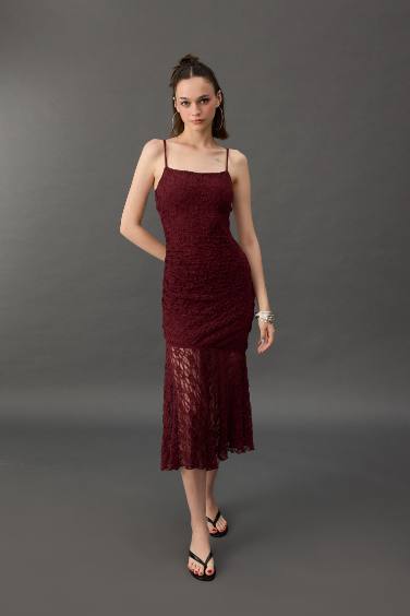 فستان ميدي دانتيل سليم فيت بوديكون بحمالات