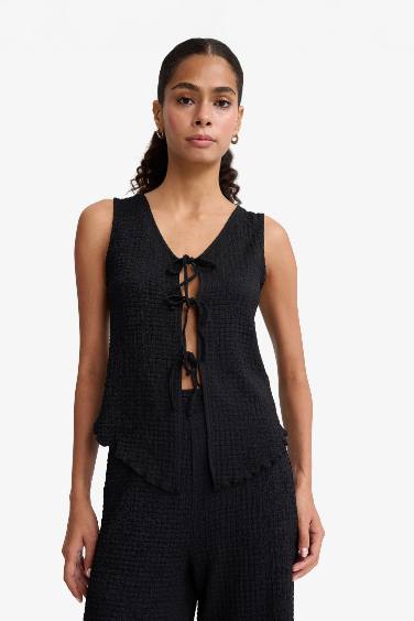 بلوزة كت سليم فيت بياقة V برباط من الأمام