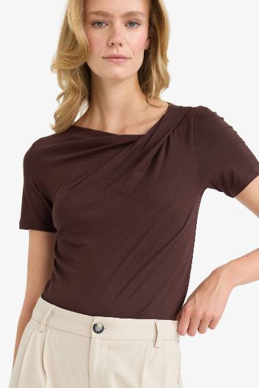 Slim Fit Dar Kesim Kayık Yaka Kısa Kollu Bluz