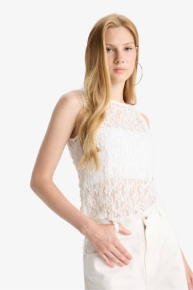 Fitted Crew Neck Sleeveless Lace Blouse
