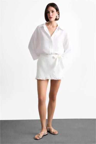 شورت قصير ابيض برباط