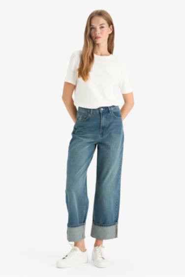 بنطلون جينز قصة مريحة بحافة مطوية وخصر عالي