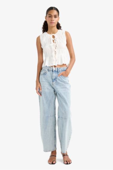 بلوزة كت سليم فيت برباط من الأمام وياخة مستديرة