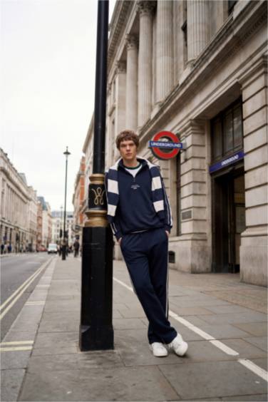 Boxy Fit тік жағалы жазуы бар свитшот