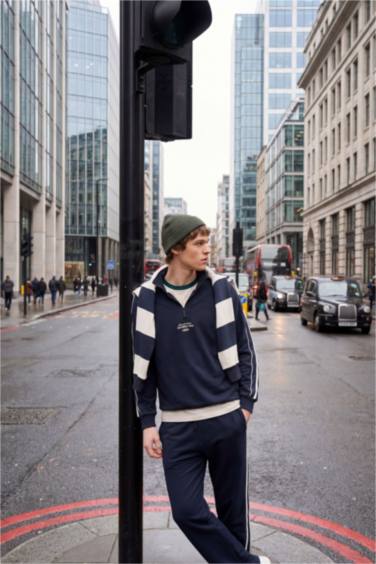 Boxy Fit тік жағалы жазуы бар свитшот