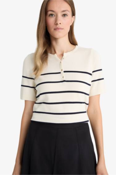 بلوفر تريكو مخطط قصة عادية بياقة مستديرة