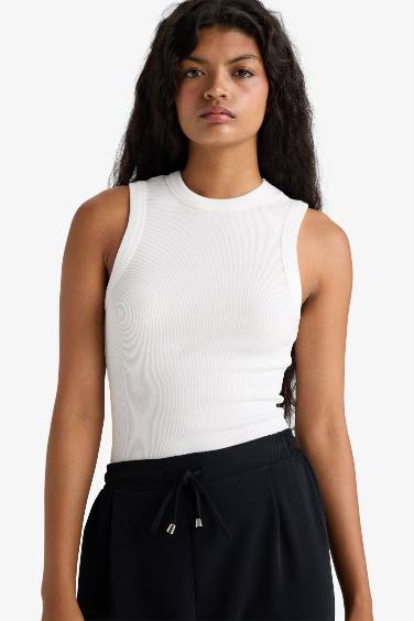 تانك توب بيزك سادة مضلع سليم فيت برقبة مستديرة