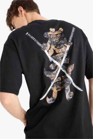 تيشيرت نص كم قصة عادية بطبعة من الخلف