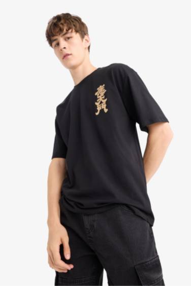 تيشيرت نص كم قصة عادية بطبعة من الخلف