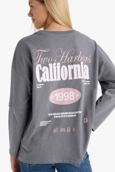 تيشيرت كم طويل فضفاض برقبة دائرية ومطبوع من الخلف