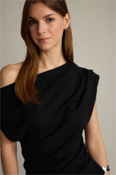 بلوزة اسود بيزك سادة مخصر بكتف واحد