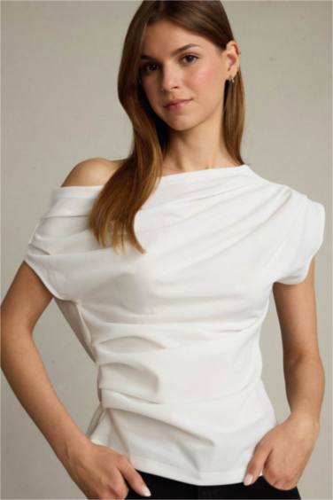 بلوزة سليم فيت سادة بكتف مكشوف