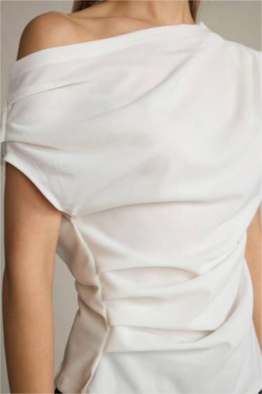 بلوزة سليم فيت سادة بكتف مكشوف