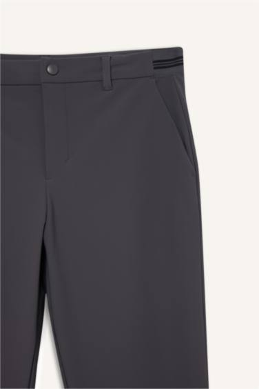 بنطرون قصة مستقيمة ورجل عادية