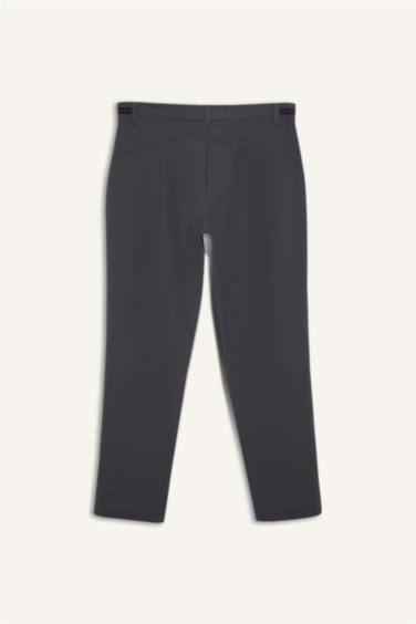 بنطرون قصة مستقيمة ورجل عادية