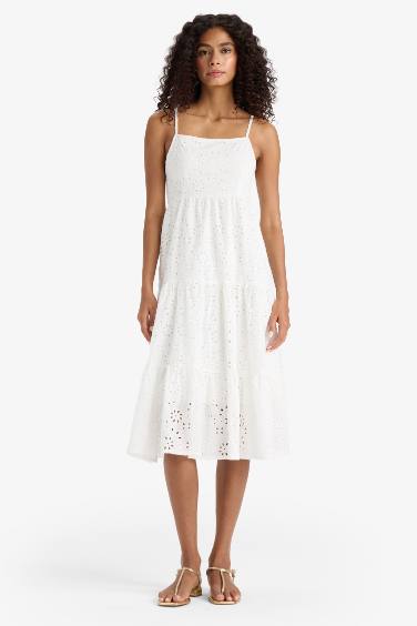 فستان ميدي ابيض مخرم قطن بحمالات وياخة مربعة