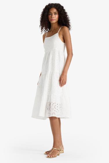 فستان ميدي ابيض مخرم قطن بحمالات وياخة مربعة