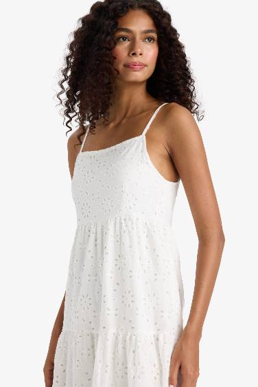 فستان ميدي ابيض مخرم قطن بحمالات وياخة مربعة