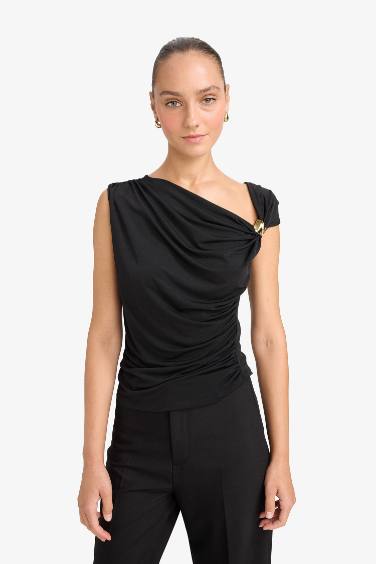 Slim Fit Dar Kesim Tek Omuzlu Toka Detaylı Bluz