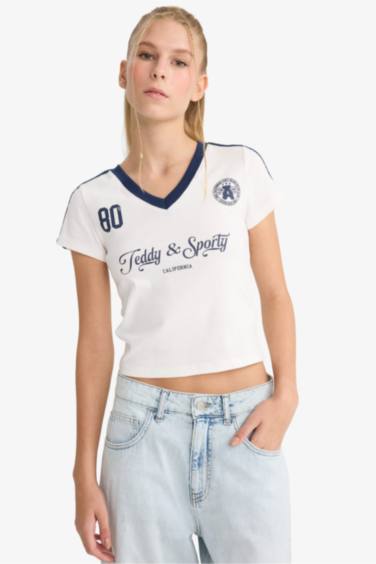 تيشيرت سليم فيت مخصر بطبعة حروف