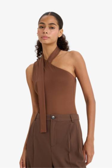 بلوزة بكتف واحد