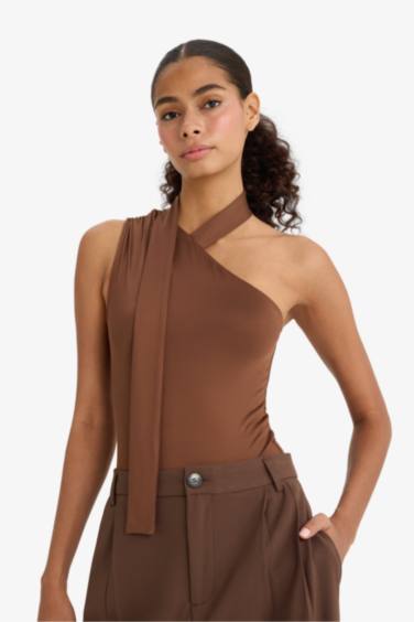 بلوزة بكتف واحد