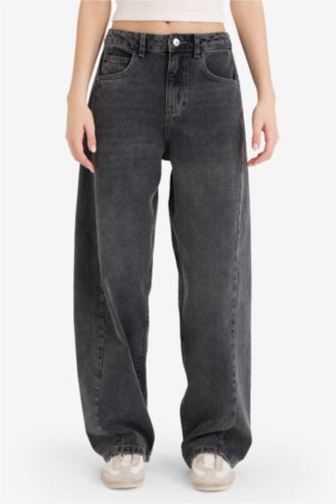 بنطرون جينز باجي فيت برجل عادي وخصر عالي