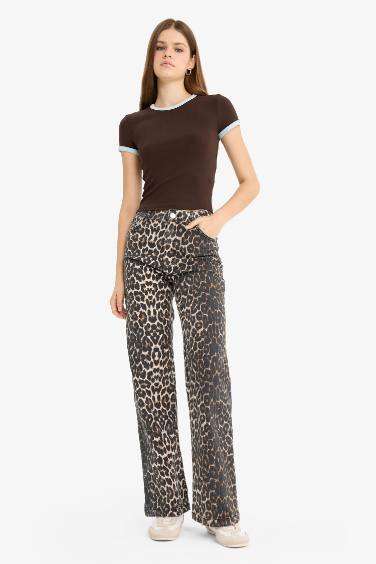 Футболка с круглым вырезом и короткими рукавами, приталенная посадка