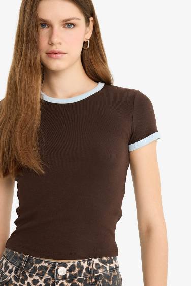 Футболка с круглым вырезом и короткими рукавами, приталенная посадка