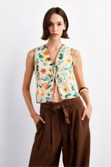 Slim Fit Button Neck Flower Poplin Vest