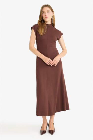 жартылай мойынжейде қысқа жеңді Қысқа жеңді трикотаж көйлек