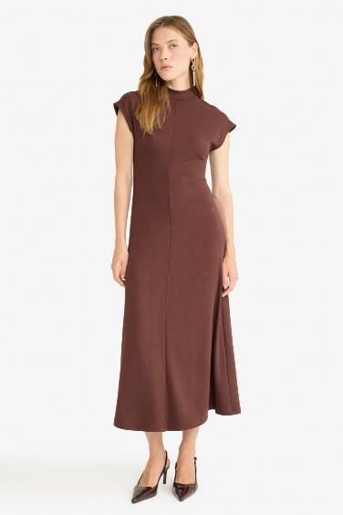 жартылай мойынжейде қысқа жеңді Қысқа жеңді трикотаж көйлек