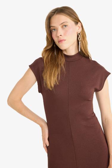 жартылай мойынжейде қысқа жеңді Қысқа жеңді трикотаж көйлек