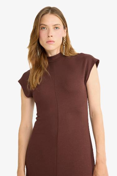 жартылай мойынжейде қысқа жеңді Қысқа жеңді трикотаж көйлек